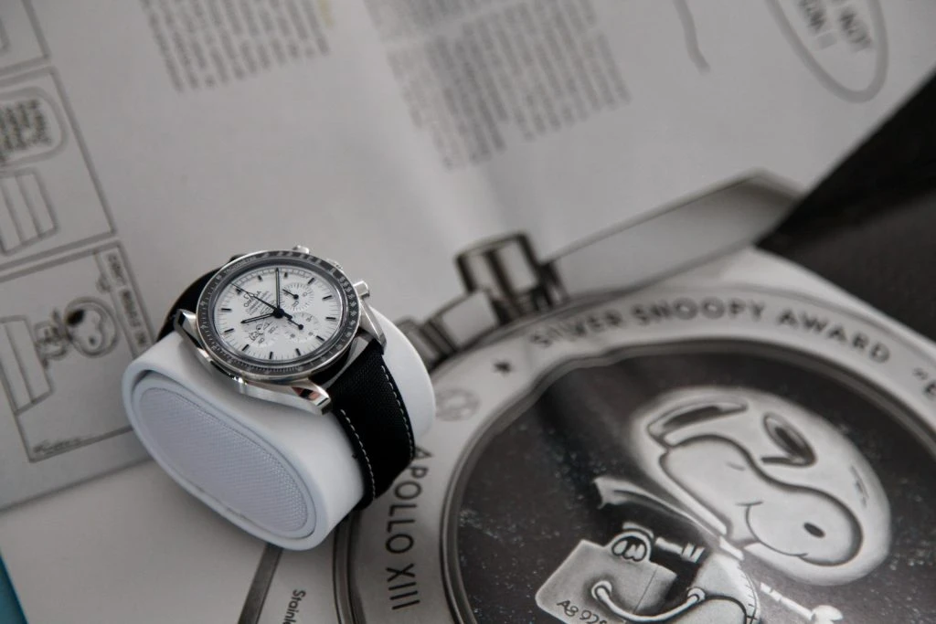 Купить копии элитных часов  Omega Speedmaster Apollo 13 Silver Snoopy Award 311.32.42.30.04.003: в наличии!