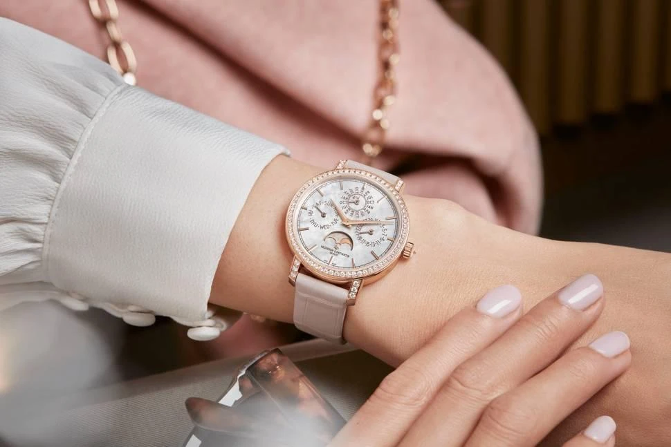 Купить копии элитных часов  Vacheron Constantin Traditionnelle Perpetual Calendar Ultra-thin 4305T/000R-B947: в наличии!