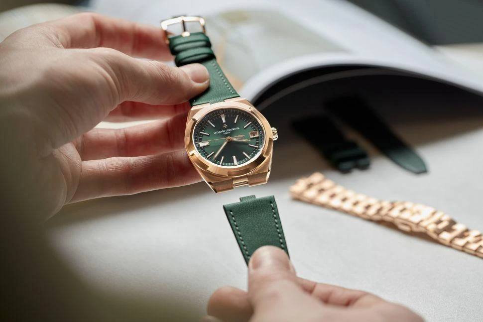 Купить копии элитных часов  Vacheron Constantin Overseas Self-winding 4520V/210R-B967: в наличии!