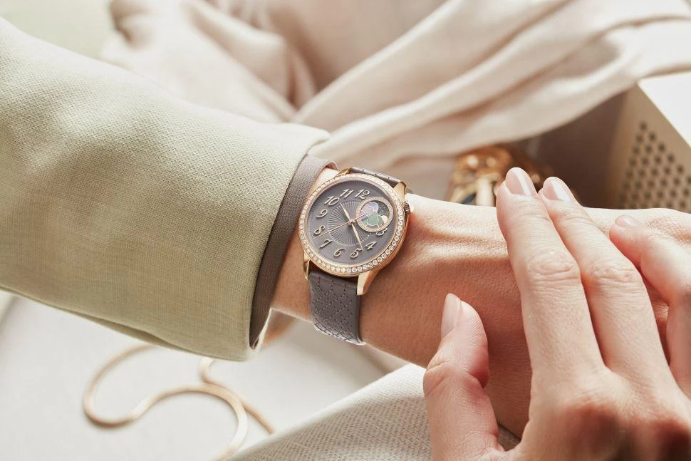 Купить копии элитных часов  Vacheron Constantin Egerie Moon Phase 8005F/000R-B958: в наличии!