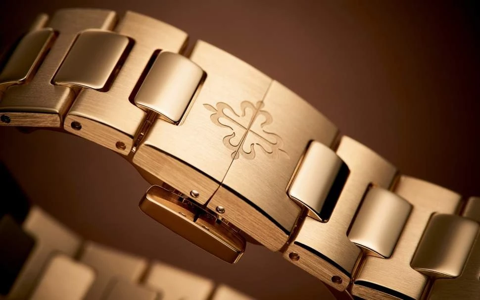 Купить копии элитных часов  Patek Philippe Nautilus 7118/1R-001: в наличии!