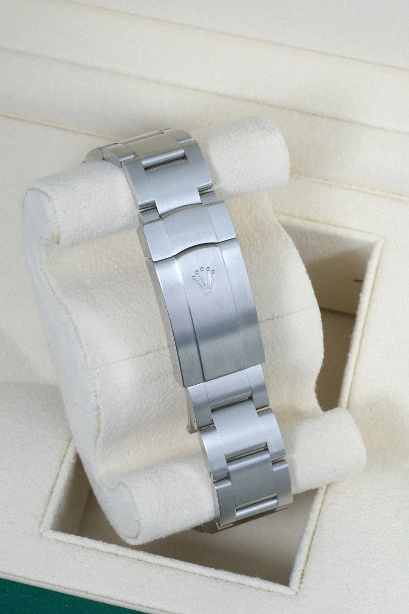 Купить копии элитных часов  Rolex Oyster Perpetual 41mm Silver Dial 124300: в наличии!