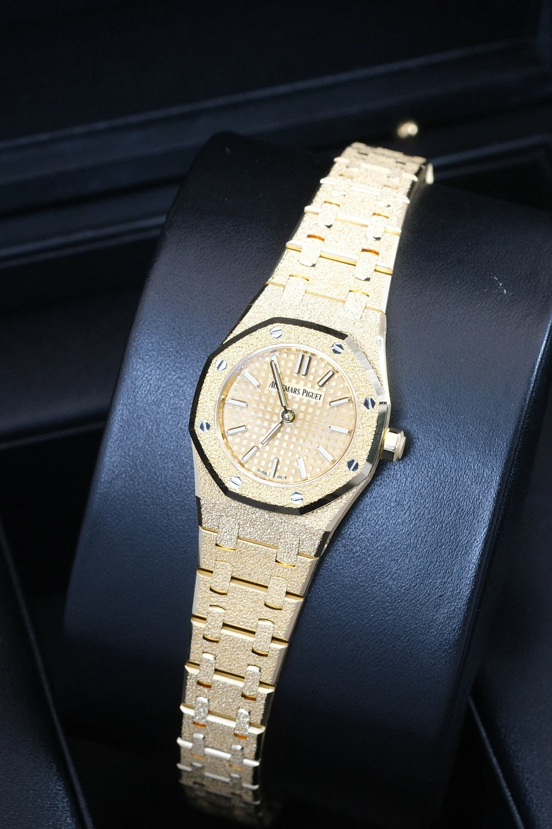 Купить копии элитных часов  Audemars Piguet ROYAL OAK MINI FROSTED YELLOW GOLD 23MM 67630BA.GG.1312BA.01: в наличии!