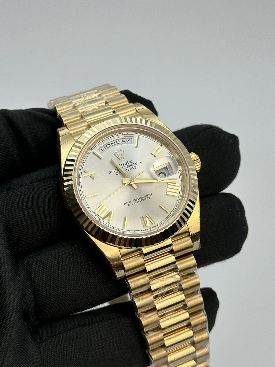 Купить копии элитных часов  Rolex Day Date 40mm Yellow Gold Silver Dial 228238: в наличии!