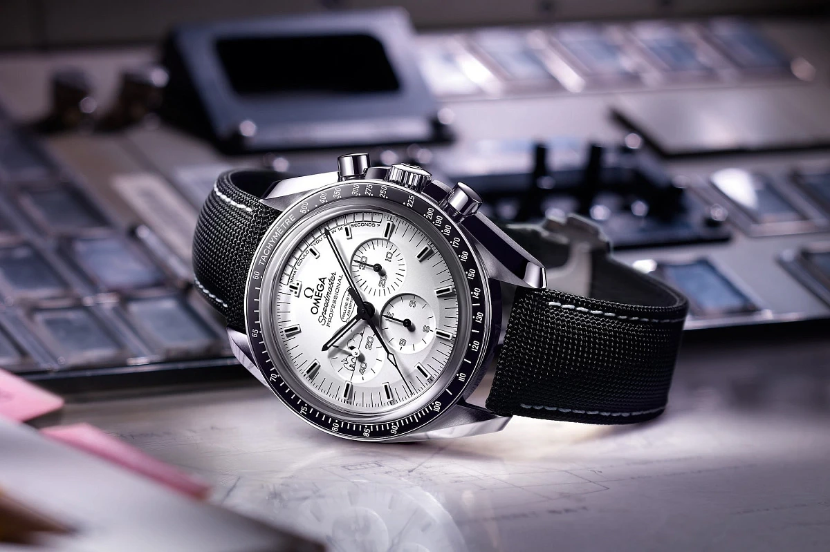 Купить копии элитных часов  Omega Speedmaster Apollo 13 Silver Snoopy Award 311.32.42.30.04.003: в наличии!