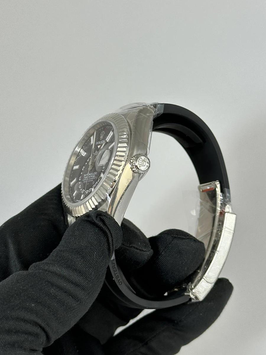 Купить копии элитных часов  Rolex Sky-Dweller White Gold Oysterflex 336239: в наличии!