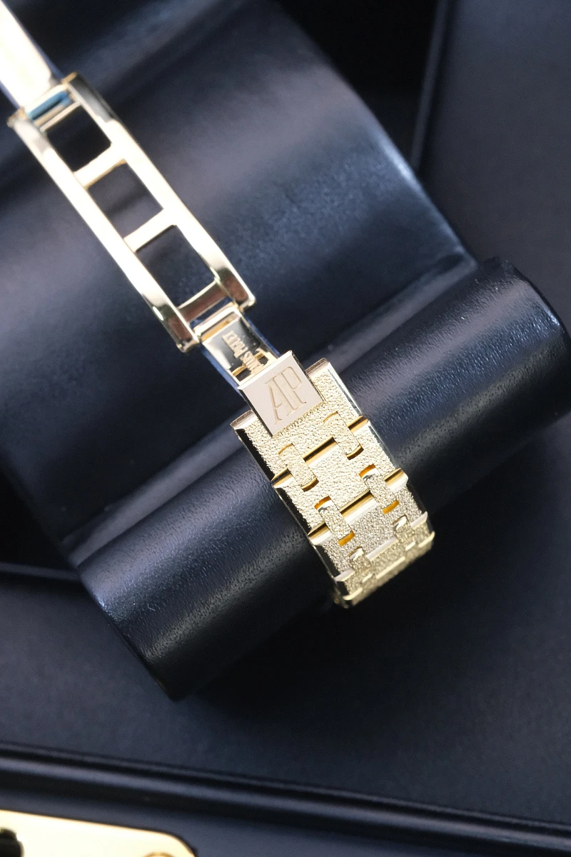 Купить копии элитных часов  Audemars Piguet ROYAL OAK MINI FROSTED YELLOW GOLD 23MM 67630BA.GG.1312BA.01: в наличии!