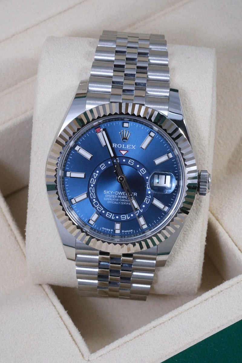 Купить копии элитных часов  Rolex Oyster Perpetual Sky-Dweller Blue Dial 336934: в наличии!