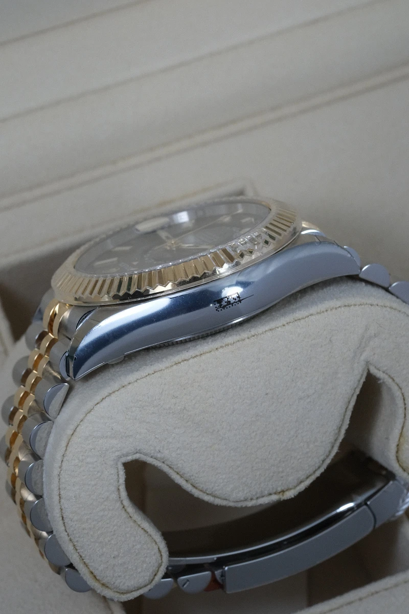 Купить копии элитных часов  Rolex Sky-Dweller 42mm Steel and Yellow Black Dial 336933: в наличии!