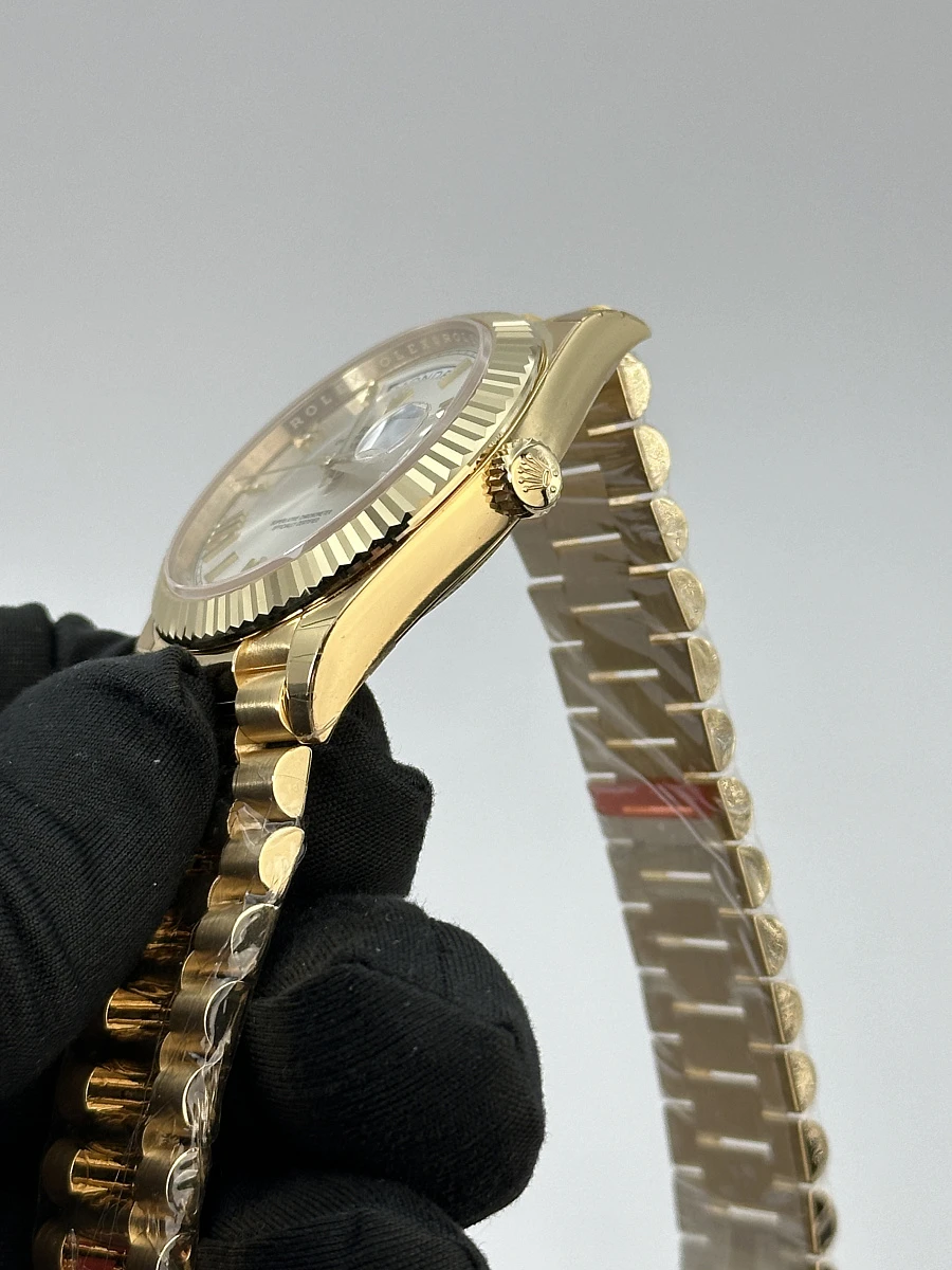 Купить копии элитных часов  Rolex Day Date 40mm Yellow Gold Silver Dial 228238: в наличии!