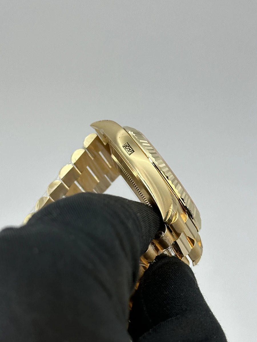 Купить копии элитных часов  Rolex Day Date 40mm Yellow Gold Silver Dial 228238: в наличии!