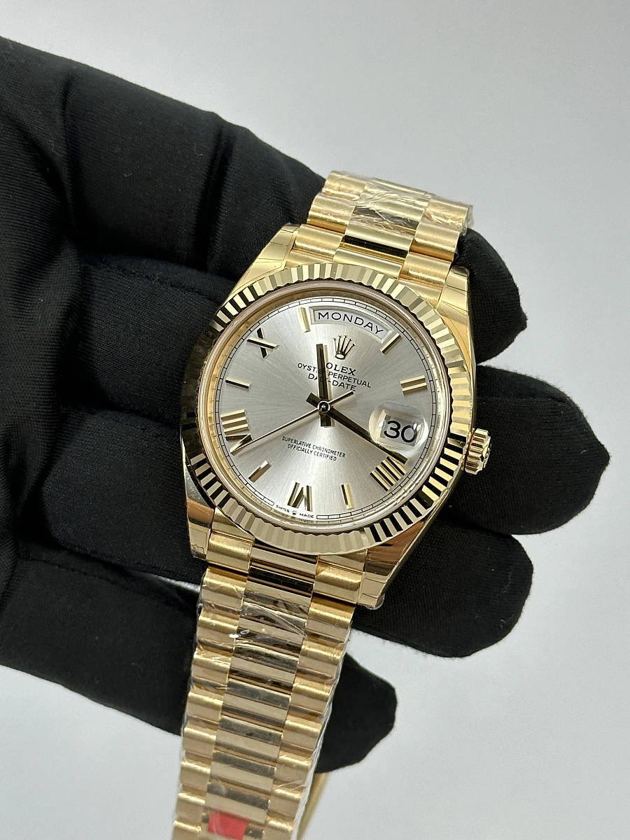 Купить копии элитных часов  Rolex Day Date 40mm Yellow Gold Silver Dial 228238: в наличии!