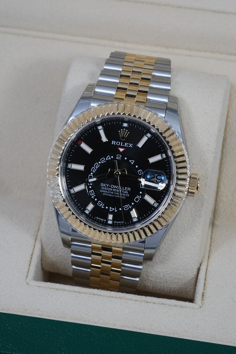 Купить копии элитных часов  Rolex Sky-Dweller 42mm Steel and Yellow Black Dial 336933: в наличии!