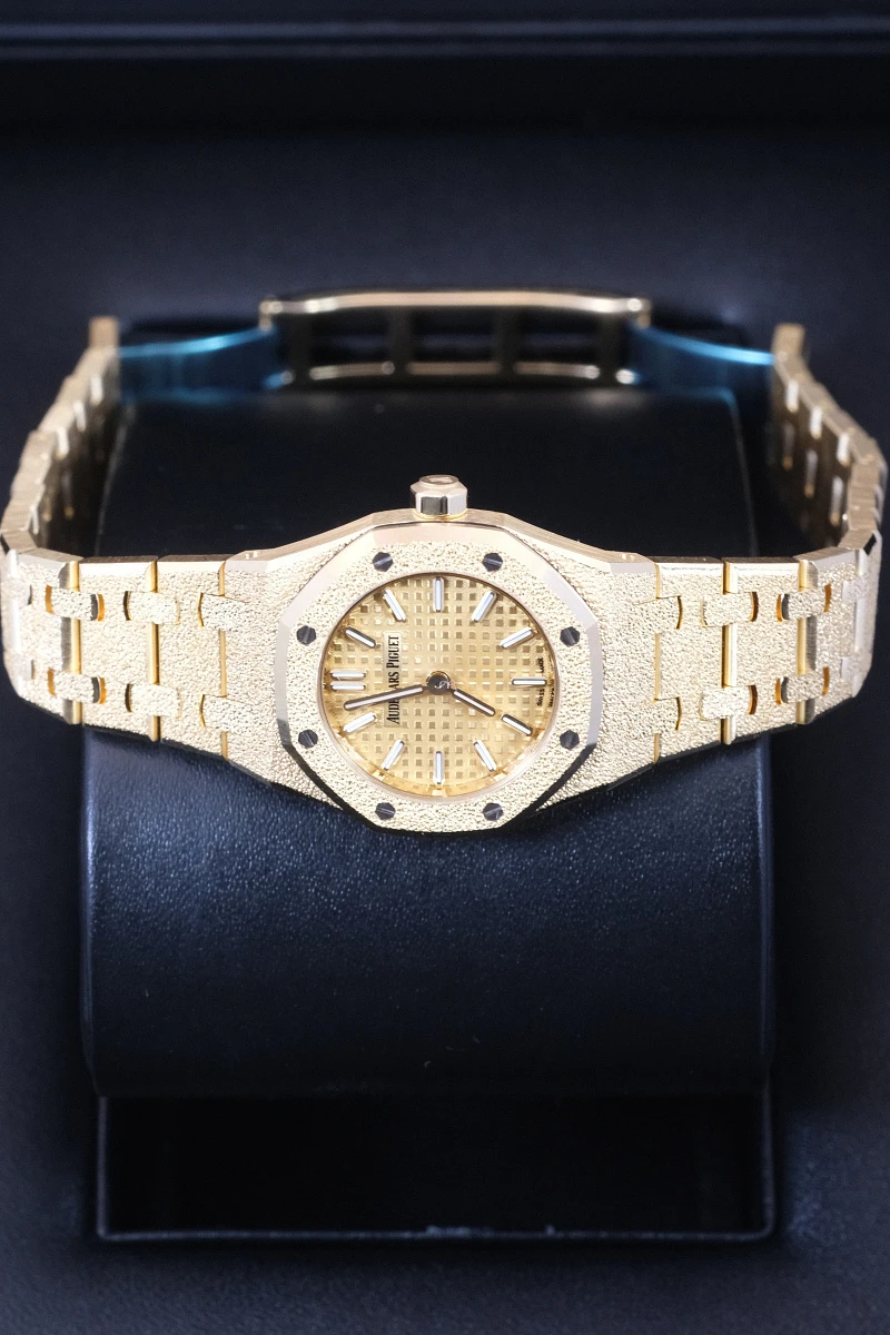 Купить копии элитных часов  Audemars Piguet ROYAL OAK MINI FROSTED YELLOW GOLD 23MM 67630BA.GG.1312BA.01: в наличии!