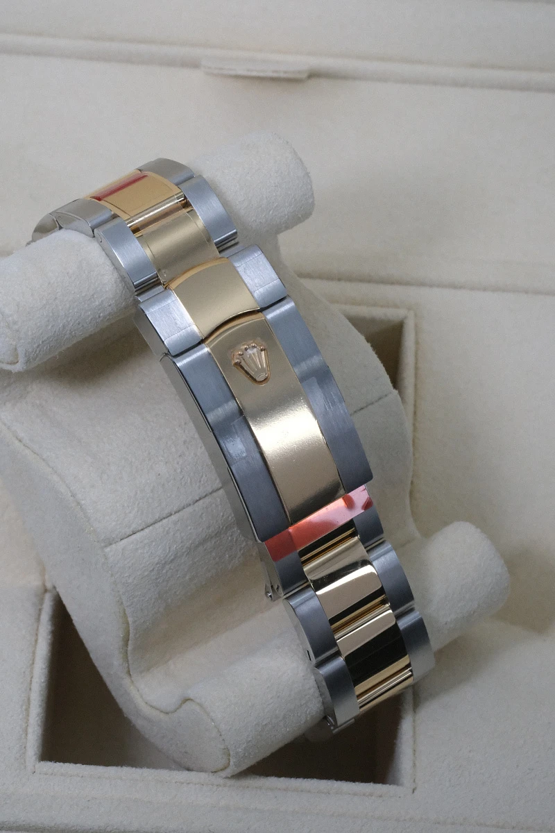 Купить копии элитных часов  Rolex Sky-Dweller Steel &amp; Yellow Gold Champagne Dial 336933: в наличии!