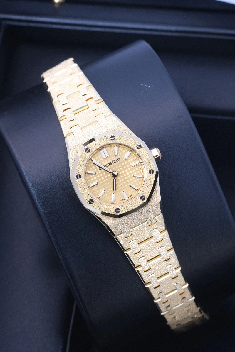 Купить копии элитных часов  Audemars Piguet ROYAL OAK MINI FROSTED YELLOW GOLD 23MM 67630BA.GG.1312BA.01: в наличии!