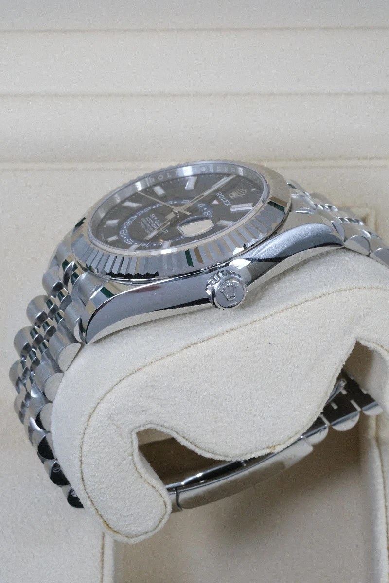 Купить копии элитных часов  Rolex Oyster Perpetual Sky-Dweller Blue Dial 336934: в наличии!
