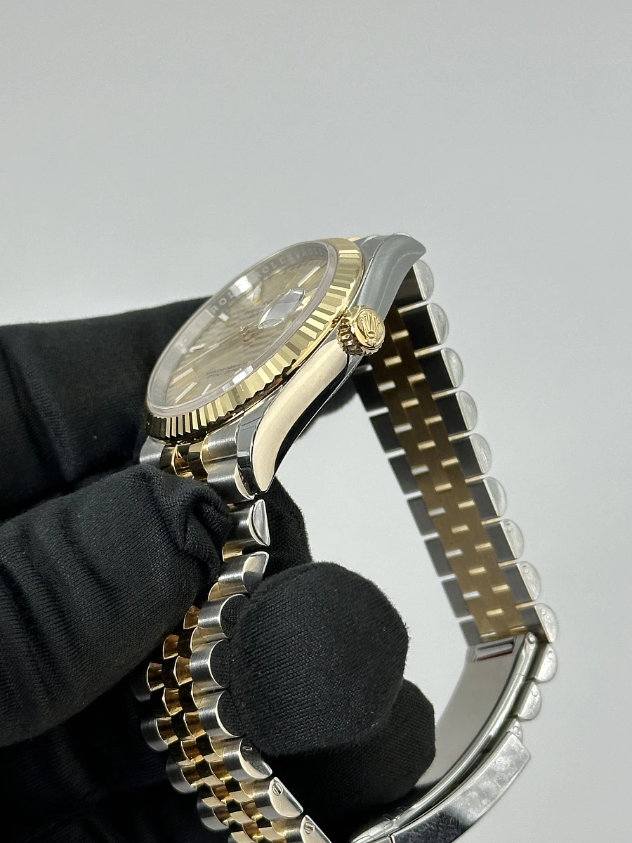 Купить копии элитных часов  Rolex Datejust 36mm Steel &amp; Yellow Gold Fluted Motif 126233: в наличии!