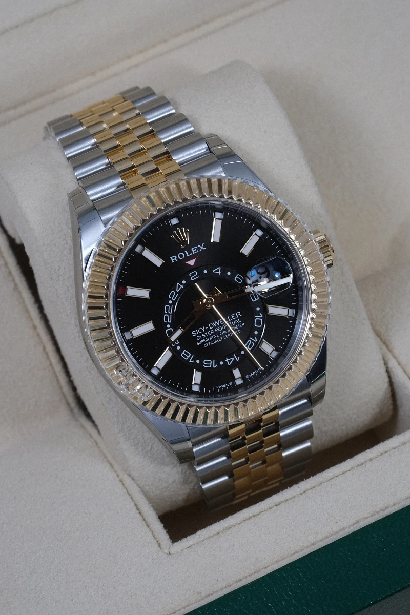 Купить копии элитных часов  Rolex Sky-Dweller 42mm Steel and Yellow Black Dial 336933: в наличии!