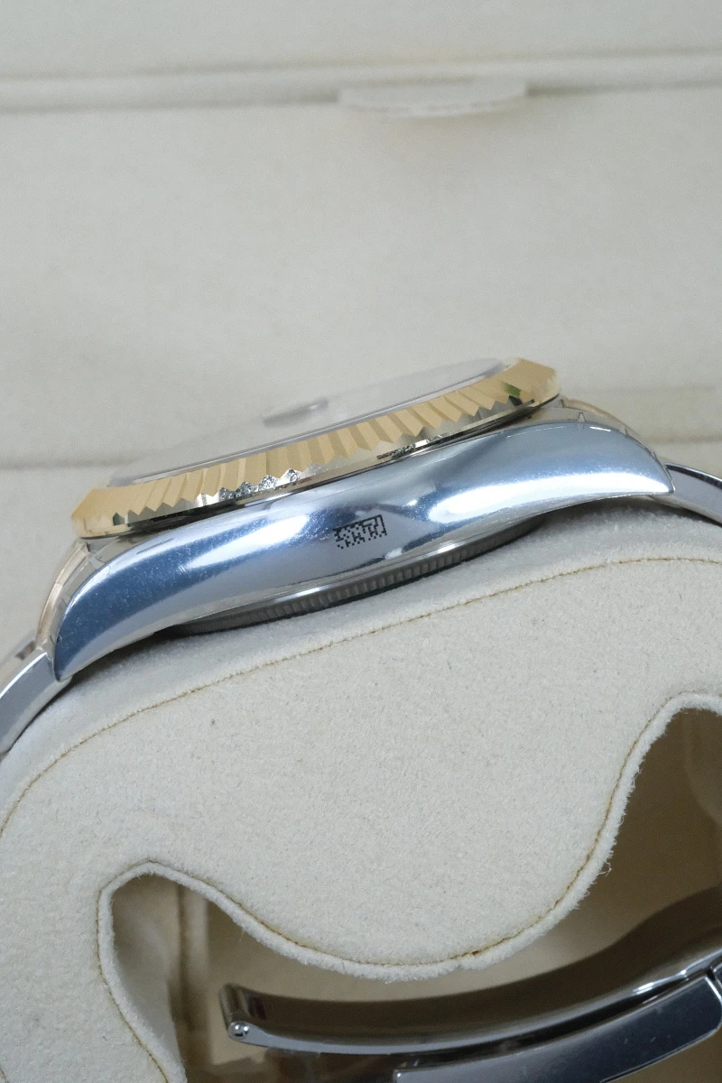 Купить копии элитных часов  Rolex Sky-Dweller Steel &amp; Yellow Gold Champagne Dial 336933: в наличии!