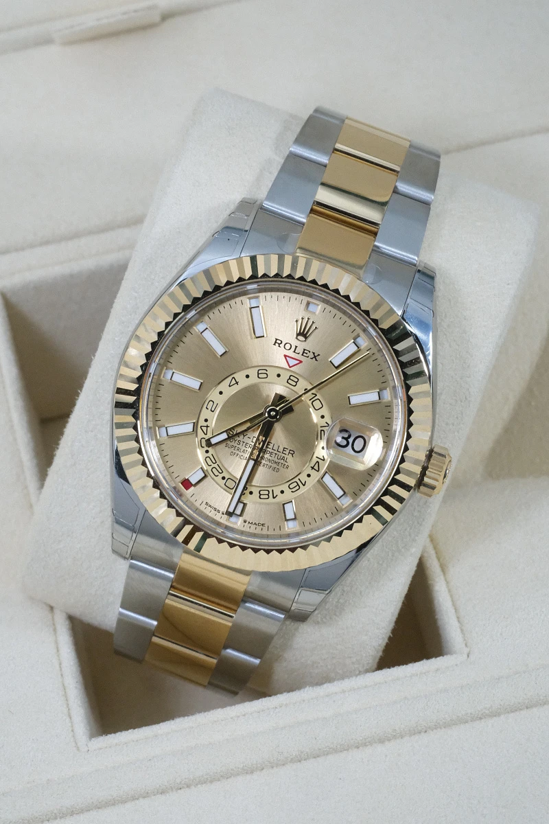 Купить копии элитных часов  Rolex Sky-Dweller Steel &amp; Yellow Gold Champagne Dial 336933: в наличии!