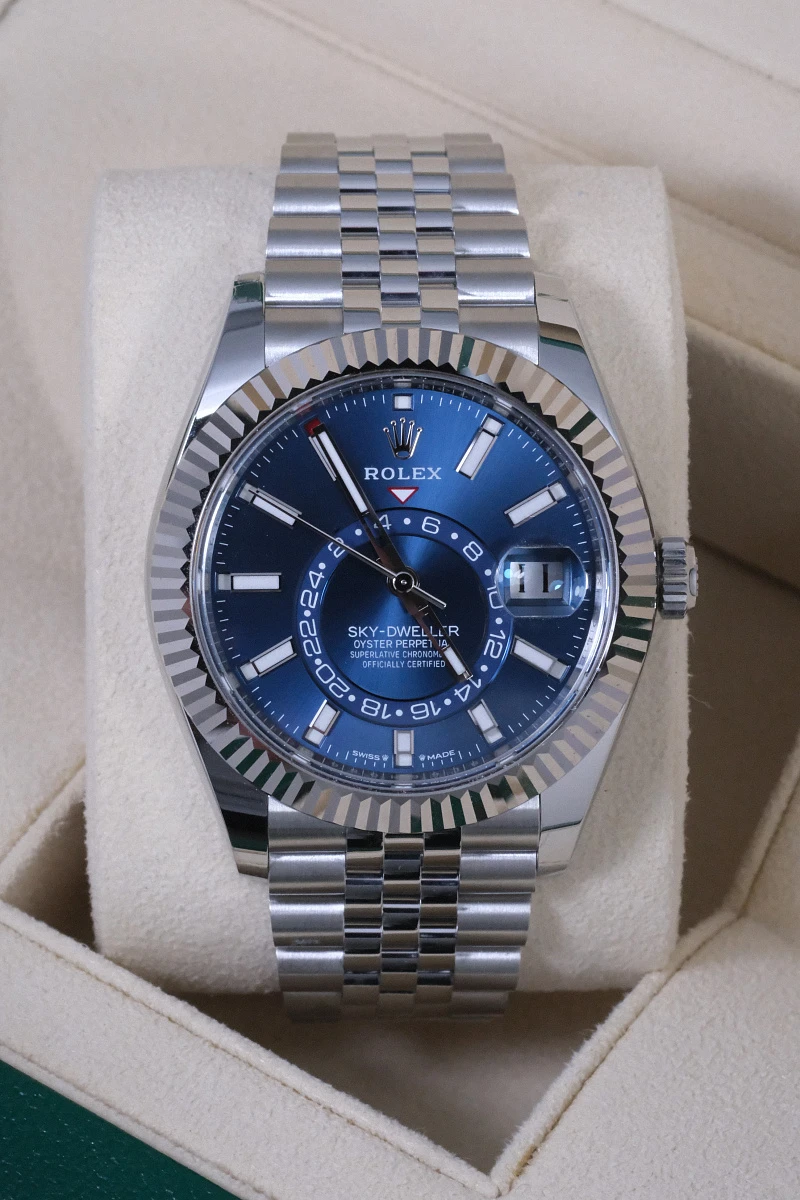 Купить копии элитных часов  Rolex Oyster Perpetual Sky-Dweller Blue Dial 336934: в наличии!